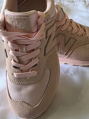 New Balance Women’s Pink Suede Classic Sneakers Size 9
